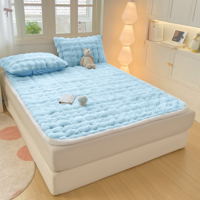 91家纺网 家纺一手货源 找家纺 麒东家纺 2025年新款兔毛绒泡泡绒夹棉床垫 天蓝