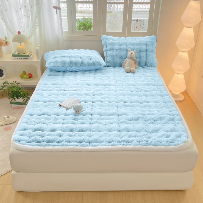 91家纺网 家纺一手货源 找家纺 麒东家纺 2025年新款兔毛绒泡泡绒夹棉床垫 天蓝