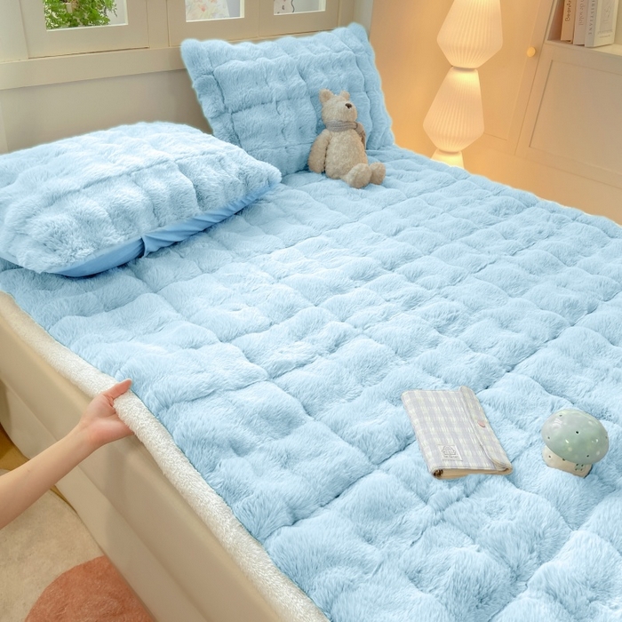 91家纺网 家纺一手货源 找家纺 麒东家纺 2025年新款兔毛绒泡泡绒夹棉床垫 天蓝