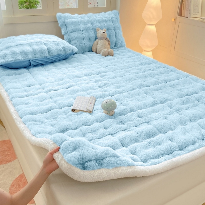 91家纺网 家纺一手货源 找家纺 麒东家纺 2025年新款兔毛绒泡泡绒夹棉床垫 天蓝