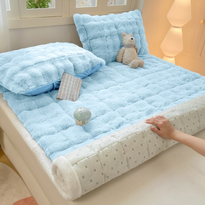 91家纺网 家纺一手货源 找家纺 麒东家纺 2025年新款兔毛绒泡泡绒夹棉床垫 天蓝