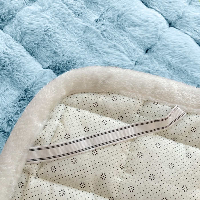 91家纺网 家纺一手货源 找家纺 麒东家纺 2025年新款兔毛绒泡泡绒夹棉床垫 天蓝