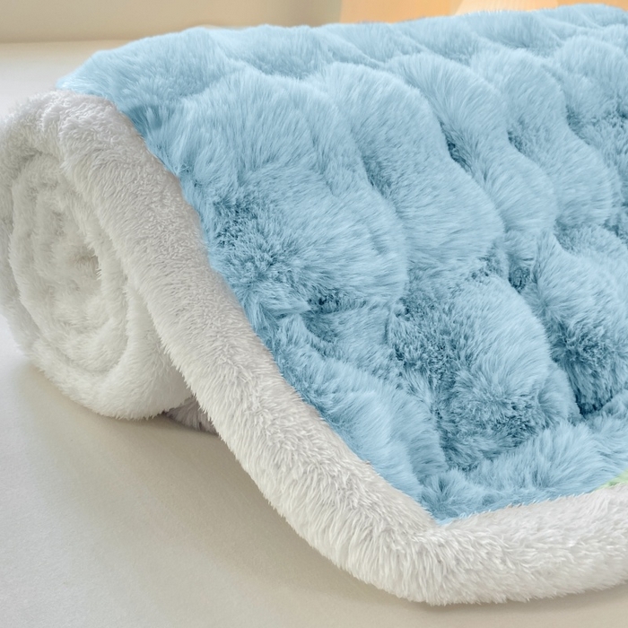 91家纺网 家纺一手货源 找家纺 麒东家纺 2025年新款兔毛绒泡泡绒夹棉床垫 天蓝