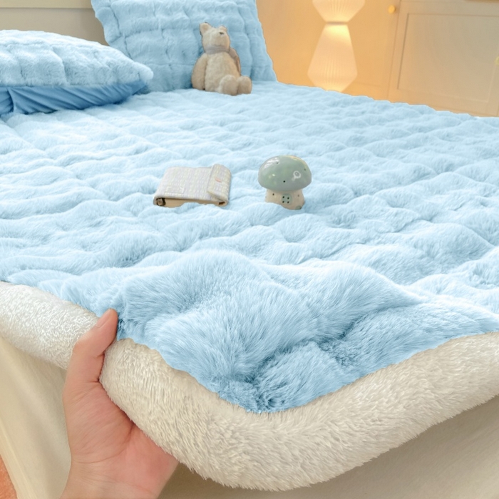 91家纺网 家纺一手货源 找家纺 麒东家纺 2025年新款兔毛绒泡泡绒夹棉床垫 天蓝