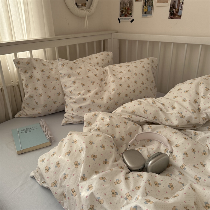 91家纺网 家纺一手货源 找家纺 尺素 2025新款纯棉卡通ins风四件套可爱少女风全棉被套纯色1.8床笠加大床单学生1.2三件套 告白熊--浅蓝