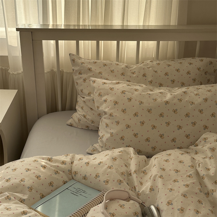 91家纺网 家纺一手货源 找家纺 尺素 2025新款纯棉卡通ins风四件套可爱少女风全棉被套纯色1.8床笠加大床单学生1.2三件套 告白熊--浅蓝