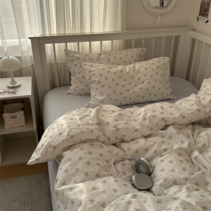 91家纺网 家纺一手货源 找家纺 尺素 2025新款纯棉卡通ins风四件套可爱少女风全棉被套纯色1.8床笠加大床单学生1.2三件套 告白熊--浅蓝