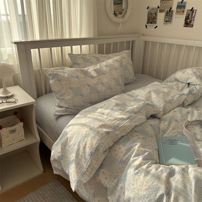 91家纺网 家纺一手货源 找家纺 尺素 2025新款纯棉卡通ins风四件套可爱少女风全棉被套纯色1.8床笠加大床单学生1.2三件套 蓝白情书--浅蓝