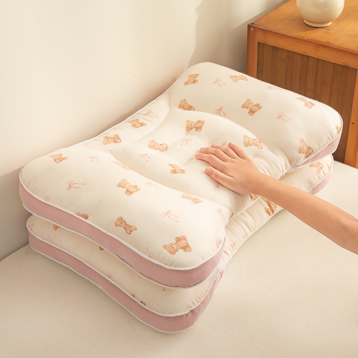 91家纺网 家纺一手货源 找家纺 贵夫人 2025新款卡通纯棉分区护脊枕枕头枕芯 小熊甜心40*60一对