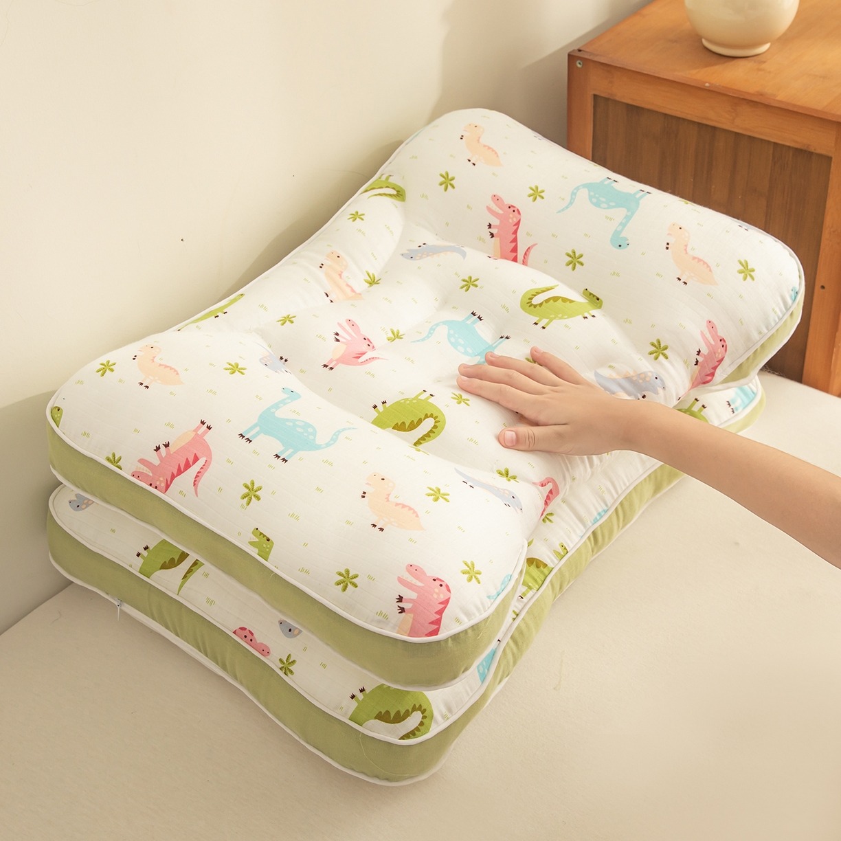 91家纺网 家纺一手货源 找家纺 贵夫人 2025新款卡通纯棉分区护脊枕枕头枕芯 恐龙乐园40*60一对