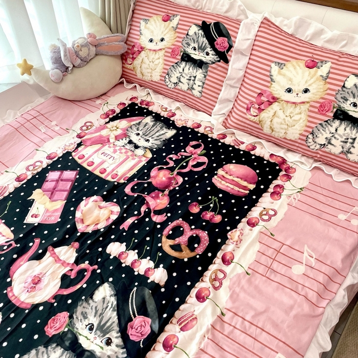 91家纺网 家纺一手货源 找家纺 花沐家居 2025新款亲肤舒适花边洛丽塔云朵棉四件套 猫咪铃铛