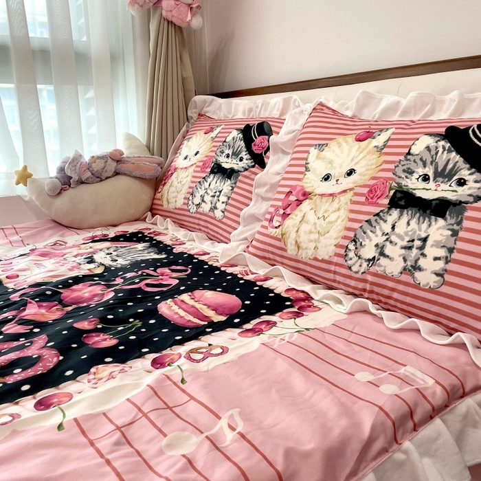 91家纺网 家纺一手货源 找家纺 花沐家居 2025新款亲肤舒适花边洛丽塔云朵棉四件套 猫咪铃铛