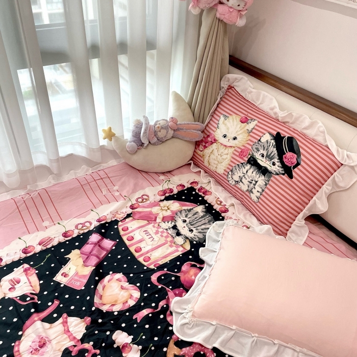 91家纺网 家纺一手货源 找家纺 花沐家居 2025新款亲肤舒适花边洛丽塔云朵棉四件套 猫咪铃铛