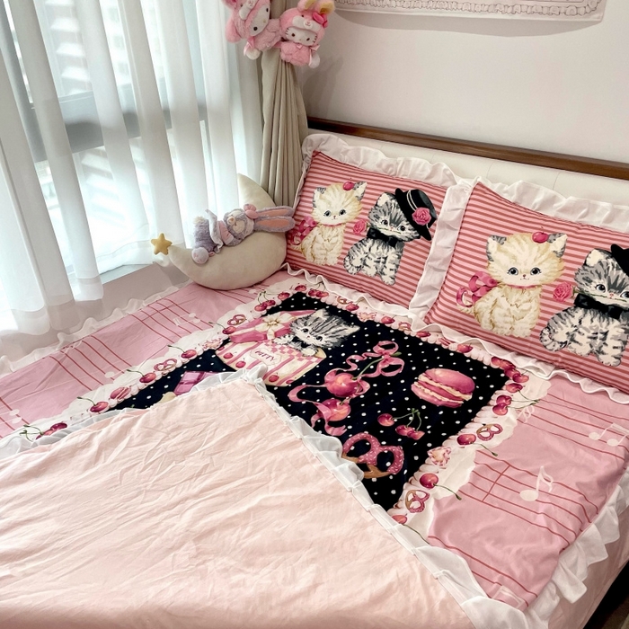 91家纺网 家纺一手货源 找家纺 花沐家居 2025新款亲肤舒适花边洛丽塔云朵棉四件套 猫咪铃铛