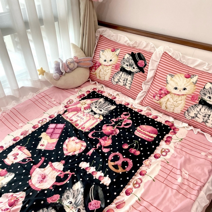 91家纺网 家纺一手货源 找家纺 花沐家居 2025新款亲肤舒适花边洛丽塔云朵棉四件套 猫咪铃铛