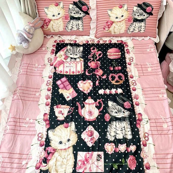 91家纺网 家纺一手货源 找家纺 花沐家居 2025新款亲肤舒适花边洛丽塔云朵棉四件套 猫咪铃铛