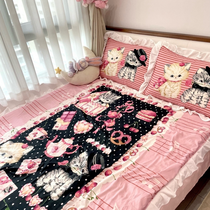 91家纺网 家纺一手货源 找家纺 花沐家居 2025新款亲肤舒适花边洛丽塔云朵棉四件套 猫咪铃铛