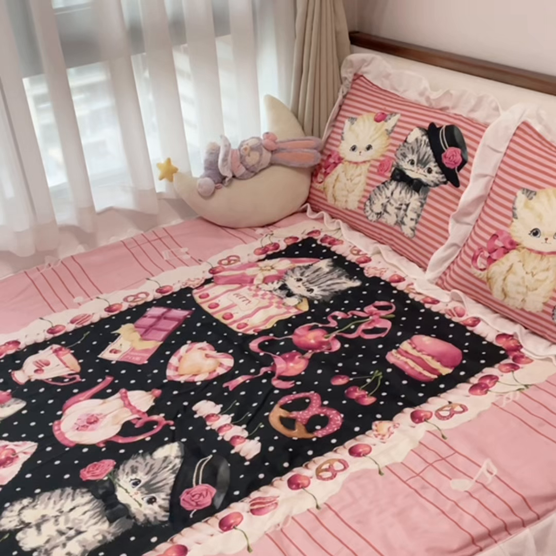 91家纺网 家纺一手货源 找家纺 花沐家居 2025新款亲肤舒适花边洛丽塔云朵棉四件套 猫咪铃铛