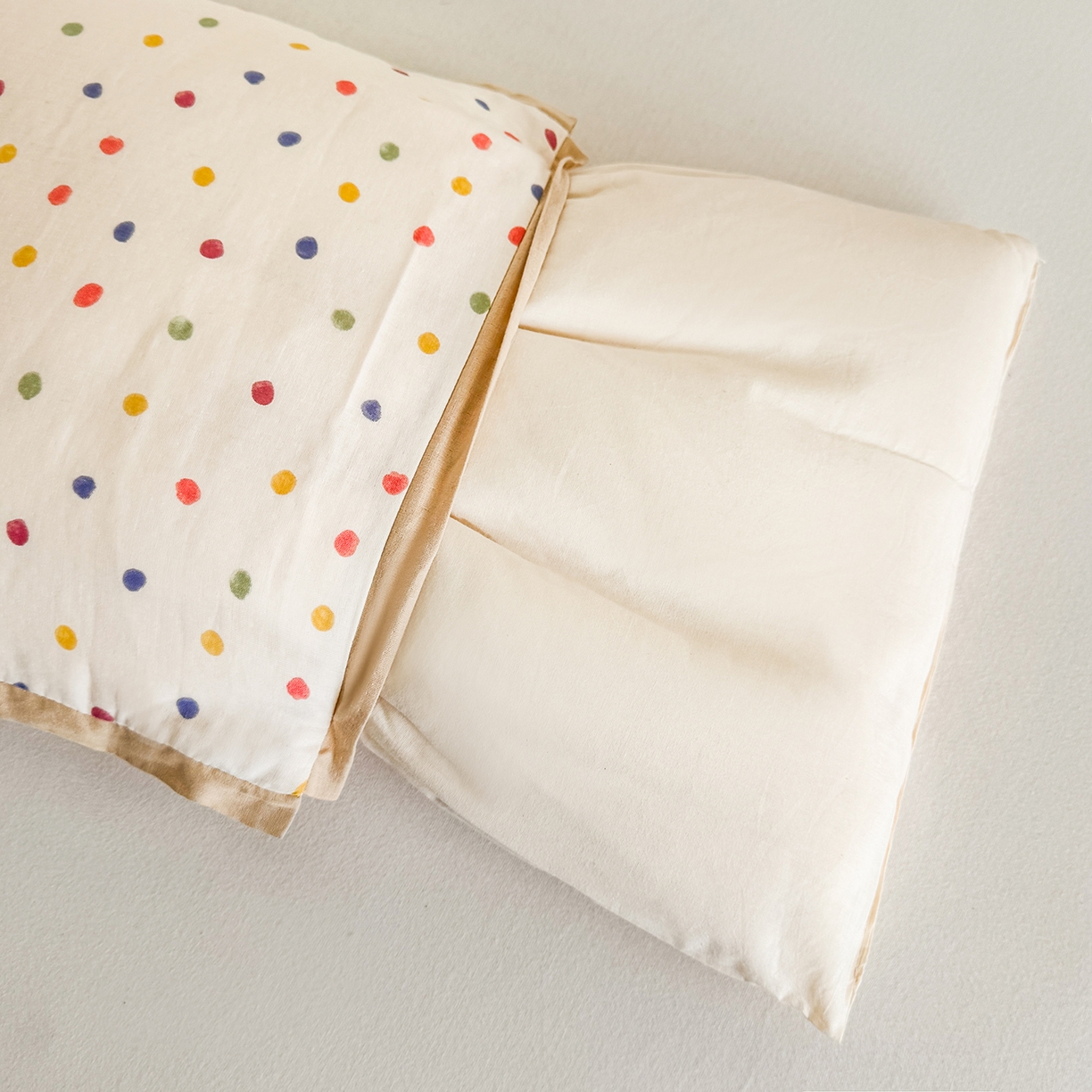 91家纺网 家纺一手货源 找家纺 贵夫人 2025新款卡通儿童100%纯棉花枕 枕头枕芯 彩虹糖豆学生一对