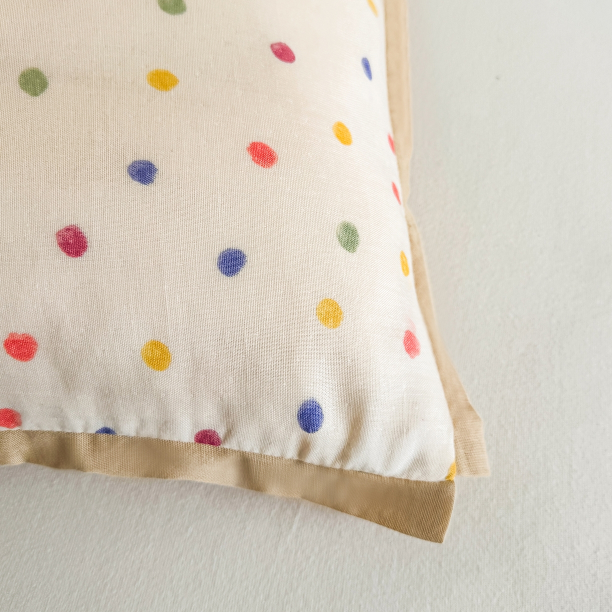 91家纺网 家纺一手货源 找家纺 贵夫人 2025新款卡通儿童100%纯棉花枕 枕头枕芯 彩虹糖豆儿童枕一对