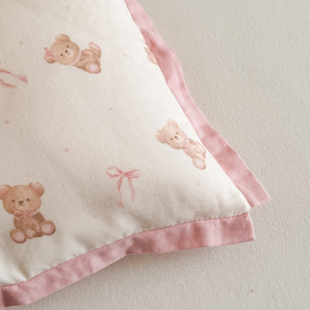 91家纺网 家纺一手货源 找家纺 贵夫人 2025新款卡通儿童100%纯棉花枕 枕头枕芯 小熊甜心儿童一只