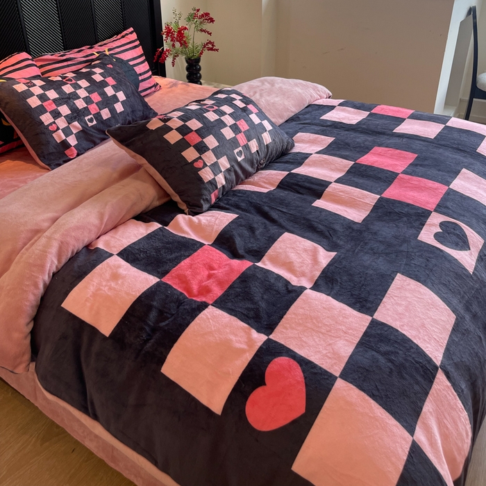 91家纺网 家纺一手货源 找家纺 （总）花沐家居 2025新款亲肤舒适潮牌数码印花牛奶绒四件套