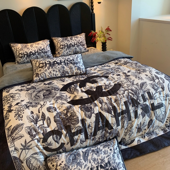 91家纺网 家纺一手货源 找家纺 （总）花沐家居 2025新款亲肤舒适潮牌数码印花牛奶绒四件套