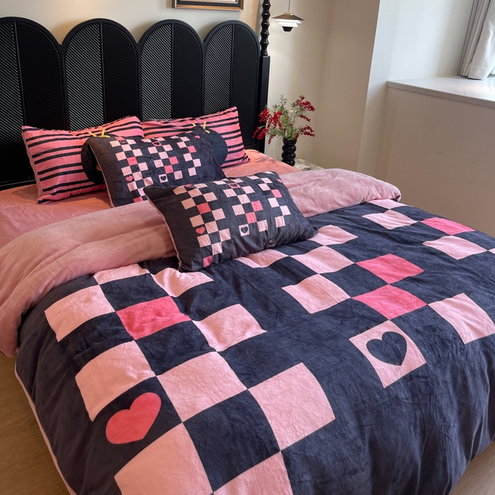 花沐家居 2025新款亲肤舒适潮牌数码印花牛奶绒四件套 爱心满满