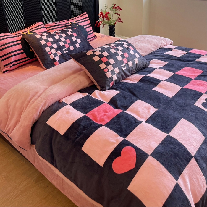 91家纺网 家纺一手货源 找家纺 花沐家居 2025新款亲肤舒适潮牌数码印花牛奶绒四件套 爱心满满