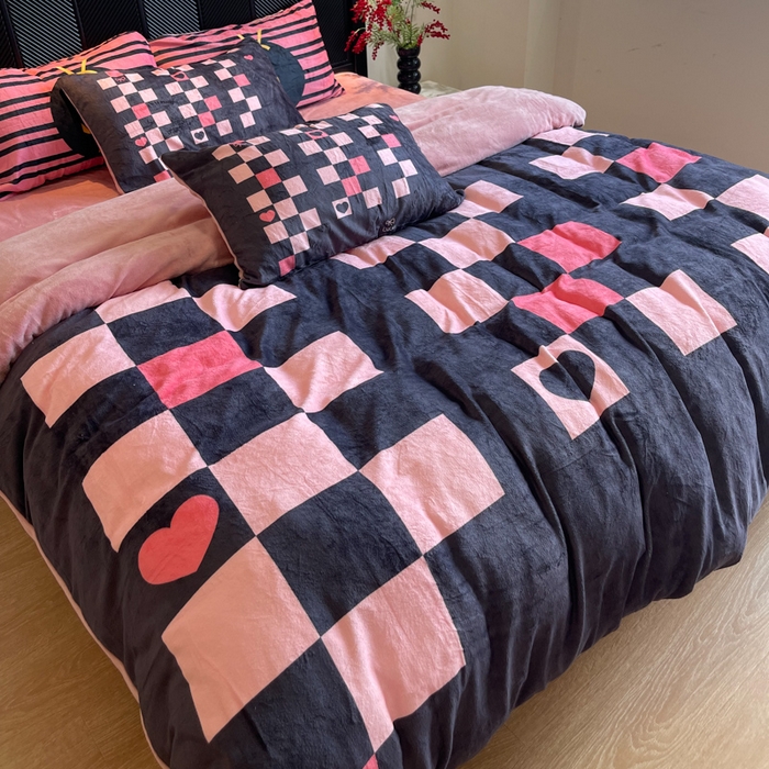 91家纺网 家纺一手货源 找家纺 花沐家居 2025新款亲肤舒适潮牌数码印花牛奶绒四件套 爱心满满