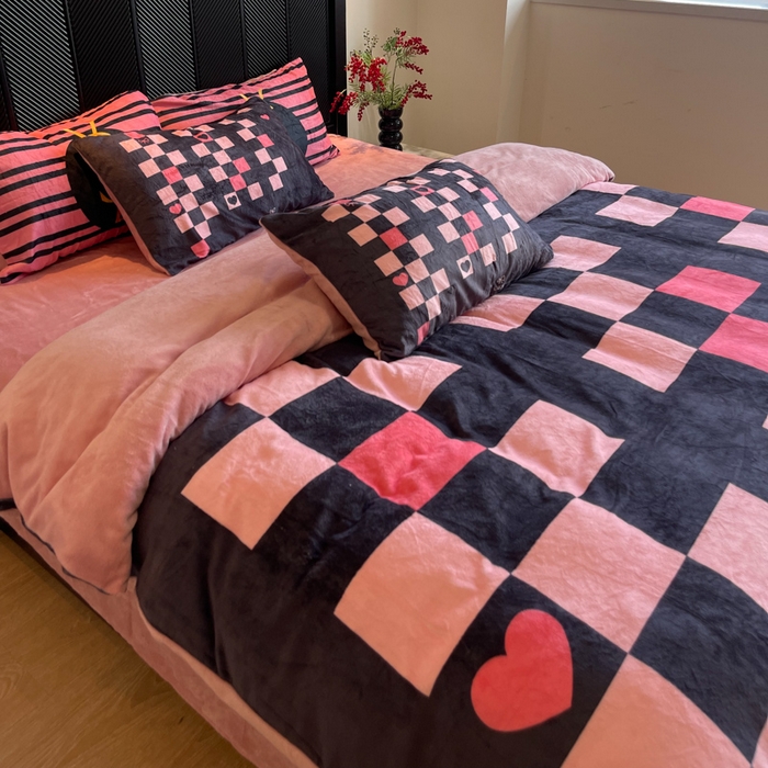 91家纺网 家纺一手货源 找家纺 花沐家居 2025新款亲肤舒适潮牌数码印花牛奶绒四件套 爱心满满