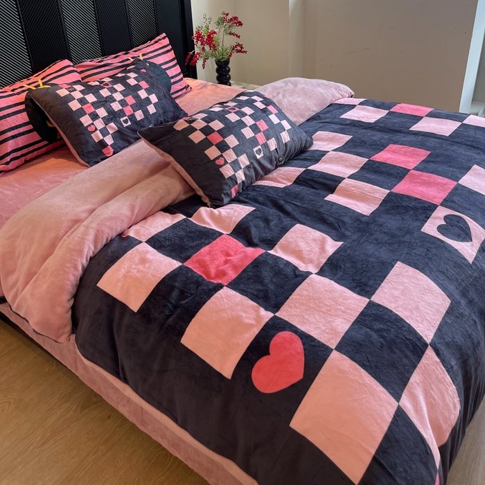 91家纺网 家纺一手货源 找家纺 花沐家居 2025新款亲肤舒适潮牌数码印花牛奶绒四件套 爱心满满