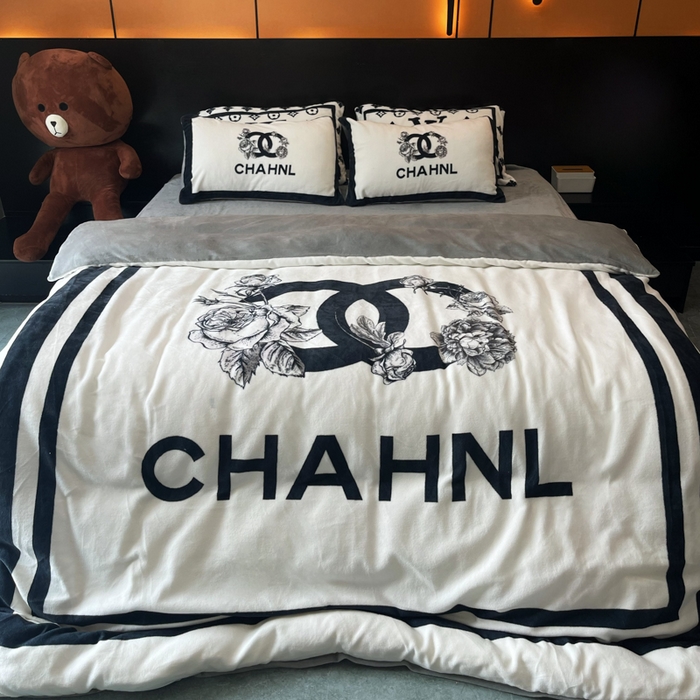 91家纺网 家纺一手货源 找家纺 花沐家居 2025新款亲肤舒适潮牌数码印花牛奶绒四件套 白香