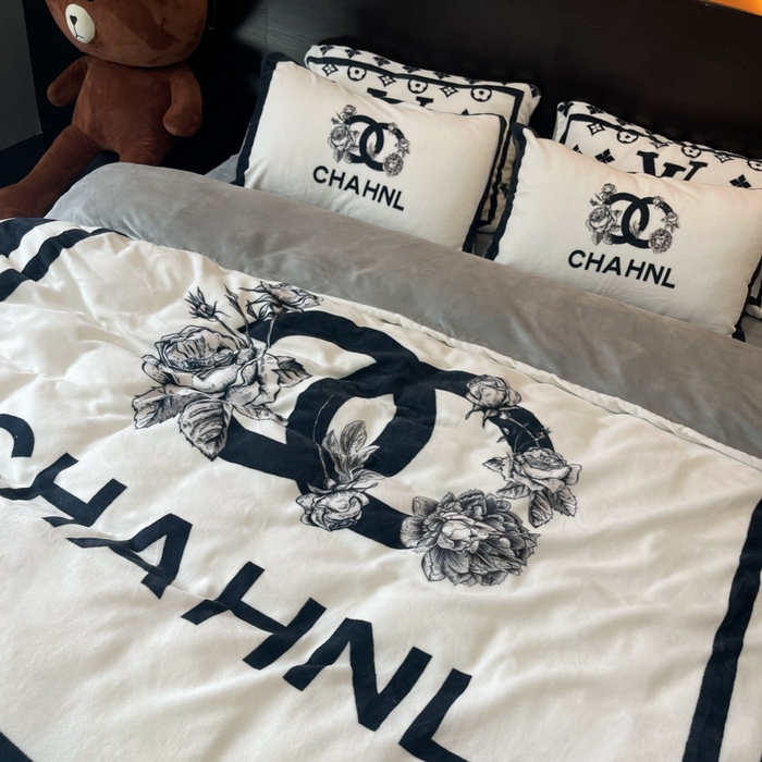 91家纺网 家纺一手货源 找家纺 花沐家居 2025新款亲肤舒适潮牌数码印花牛奶绒四件套 白香