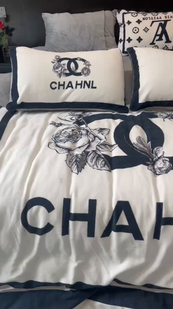 91家纺网 家纺一手货源 找家纺 花沐家居 2025新款亲肤舒适潮牌数码印花牛奶绒四件套 白香