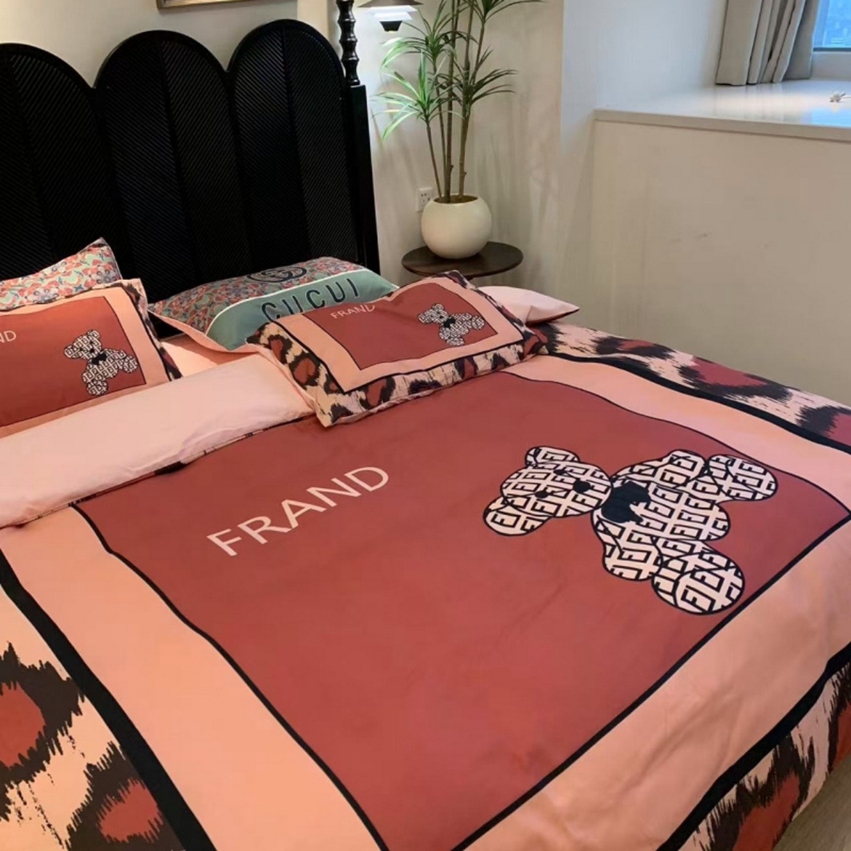 91家纺网 家纺一手货源 找家纺 花沐家居 2025新款数码印花潮牌云朵棉四件套 粉豹纹