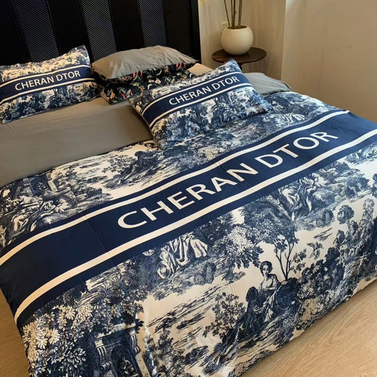 91家纺网 家纺一手货源 找家纺 花沐家居 2025新款数码印花潮牌云朵棉四件套 蓝幕