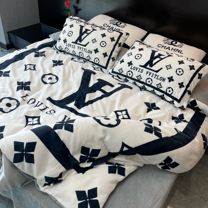 91家纺网 家纺一手货源 找家纺 花沐家居 2025新款亲肤舒适潮牌数码印花牛奶绒四件套 黑白v