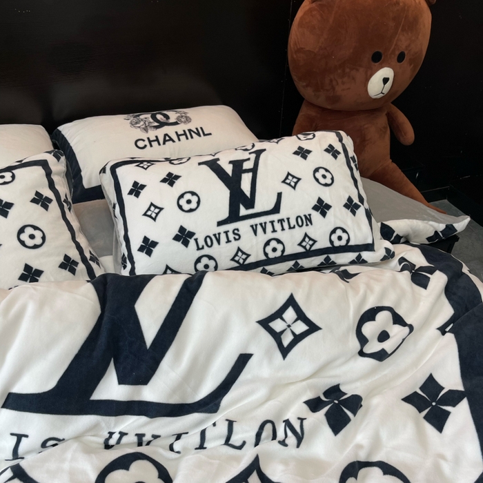 91家纺网 家纺一手货源 找家纺 花沐家居 2025新款亲肤舒适潮牌数码印花牛奶绒四件套 黑白v