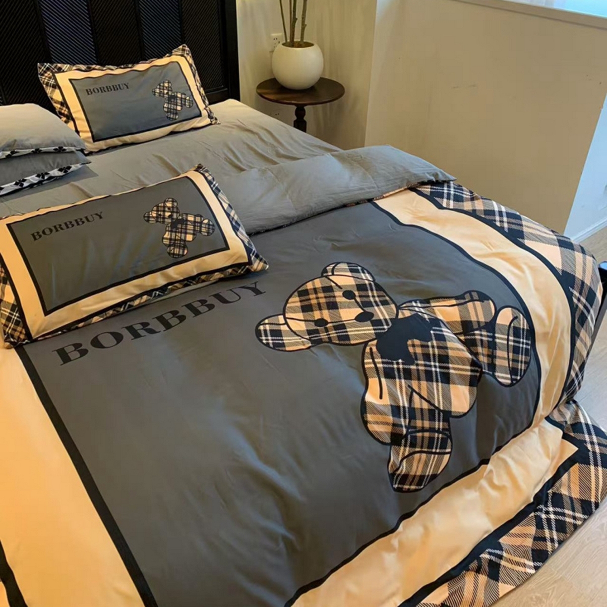 91家纺网 家纺一手货源 找家纺 花沐家居 2025新款数码印花潮牌云朵棉四件套 英伦熊