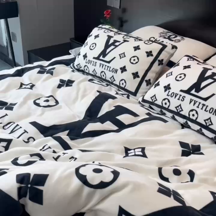 91家纺网 家纺一手货源 找家纺 花沐家居 2025新款亲肤舒适潮牌数码印花牛奶绒四件套 黑白v