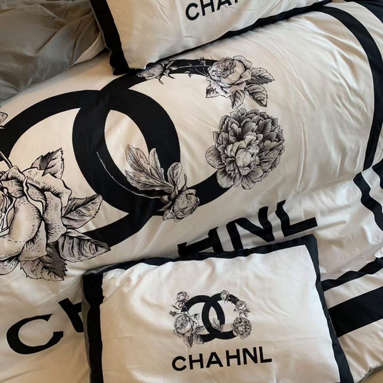 91家纺网 家纺一手货源 找家纺 花沐家居 2025新款数码印花潮牌云朵棉四件套 白色小香