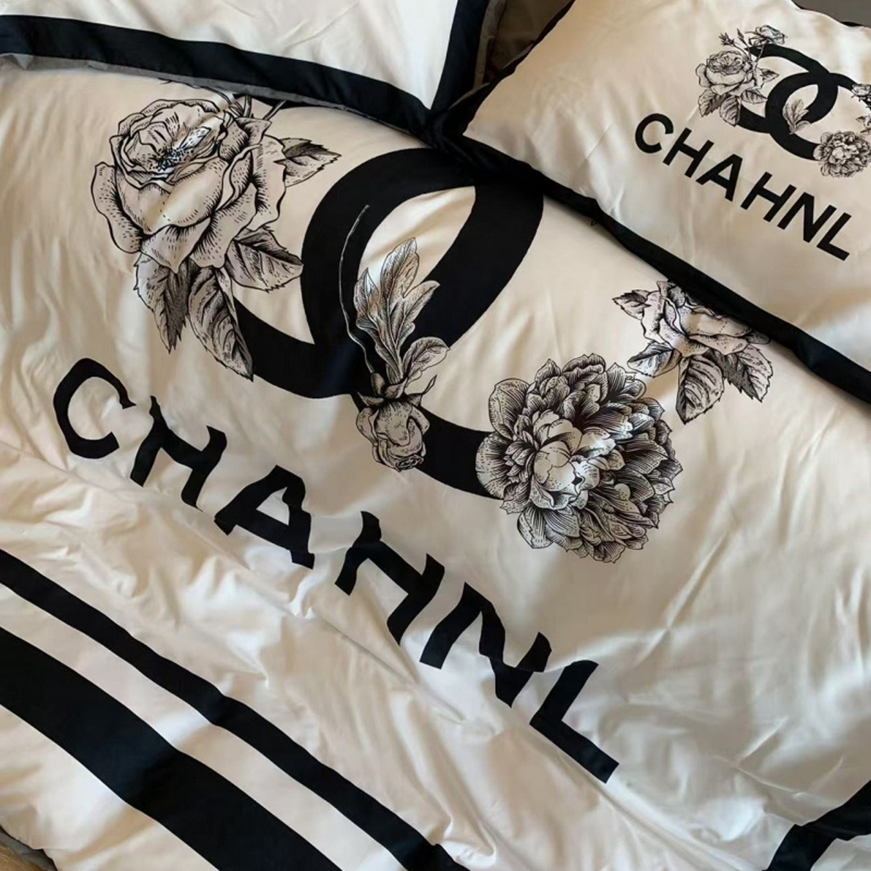 91家纺网 家纺一手货源 找家纺 花沐家居 2025新款数码印花潮牌云朵棉四件套 白色小香