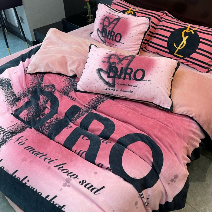 91家纺网 家纺一手货源 找家纺 花沐家居 2025新款亲肤舒适潮牌数码印花牛奶绒四件套 黑色爱心