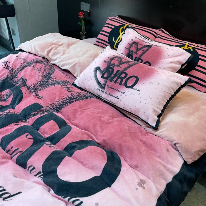 91家纺网 家纺一手货源 找家纺 花沐家居 2025新款亲肤舒适潮牌数码印花牛奶绒四件套 黑色爱心