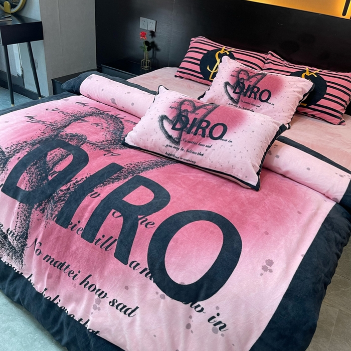 91家纺网 家纺一手货源 找家纺 花沐家居 2025新款亲肤舒适潮牌数码印花牛奶绒四件套 黑色爱心