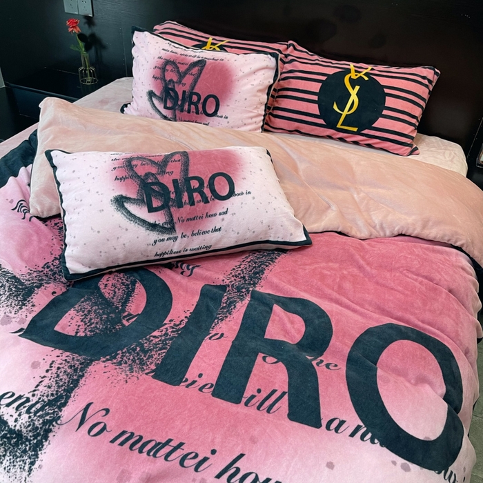 91家纺网 家纺一手货源 找家纺 花沐家居 2025新款亲肤舒适潮牌数码印花牛奶绒四件套 黑色爱心