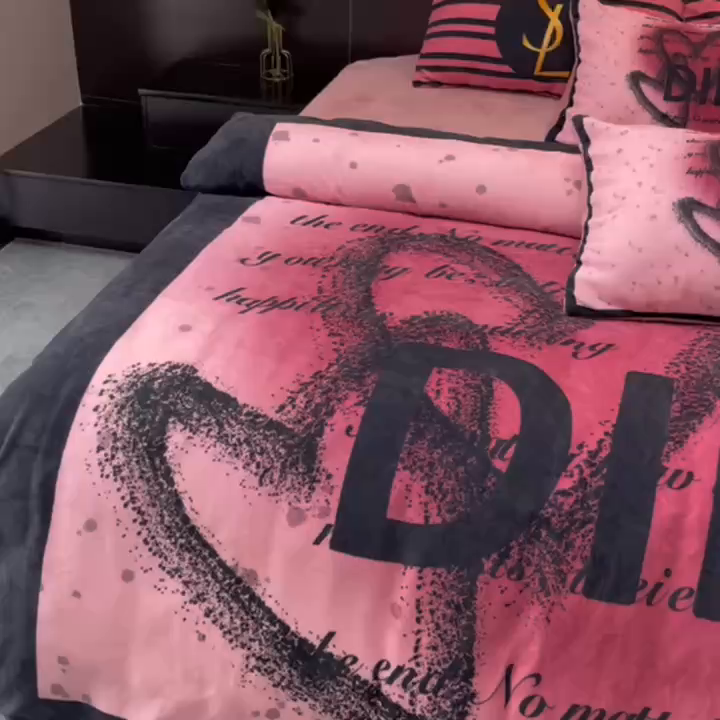 91家纺网 家纺一手货源 找家纺 花沐家居 2025新款亲肤舒适潮牌数码印花牛奶绒四件套 黑色爱心