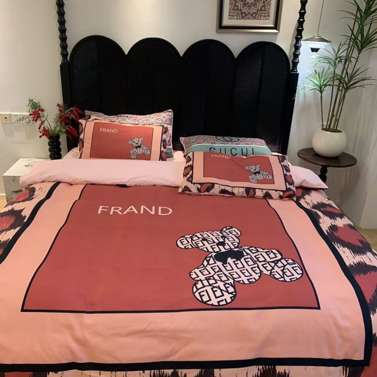 91家纺网 家纺一手货源 找家纺 花沐家居 2025新款数码印花潮牌云朵棉四件套 粉豹纹