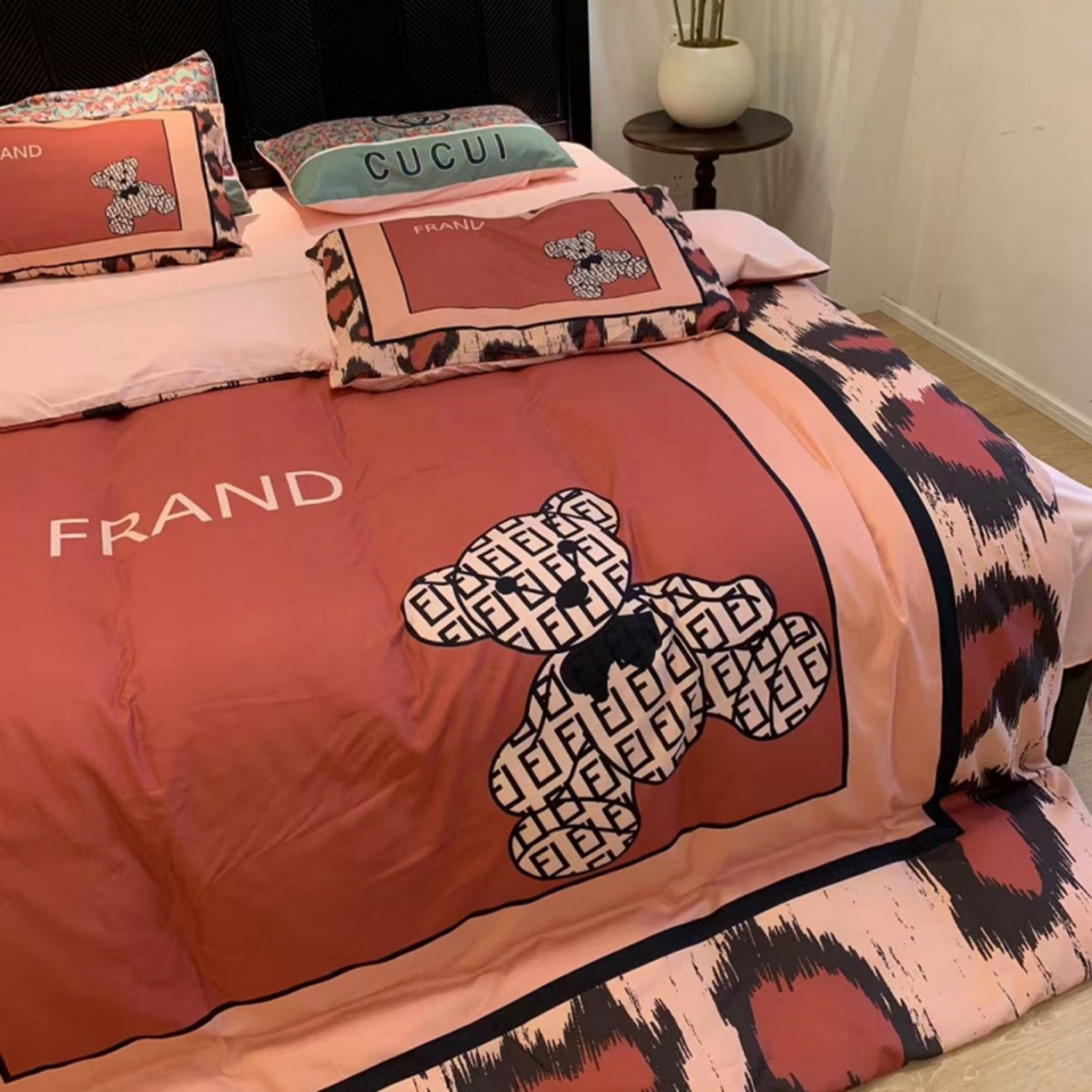 91家纺网 家纺一手货源 找家纺 花沐家居 2025新款数码印花潮牌云朵棉四件套 粉豹纹